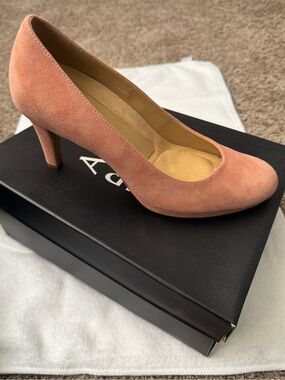 Naturalizer Peach Suede Mid Heel Pump